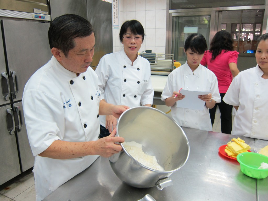 本科教師發揮專才，互相交流學習