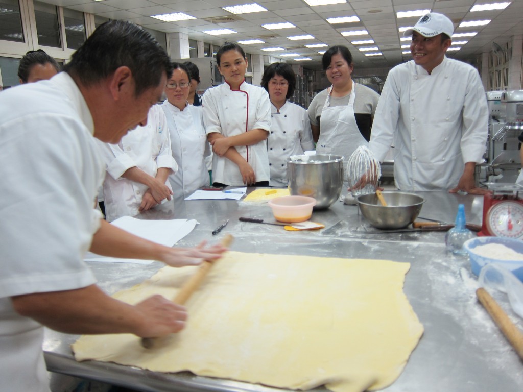 示範教師認真講解及操作