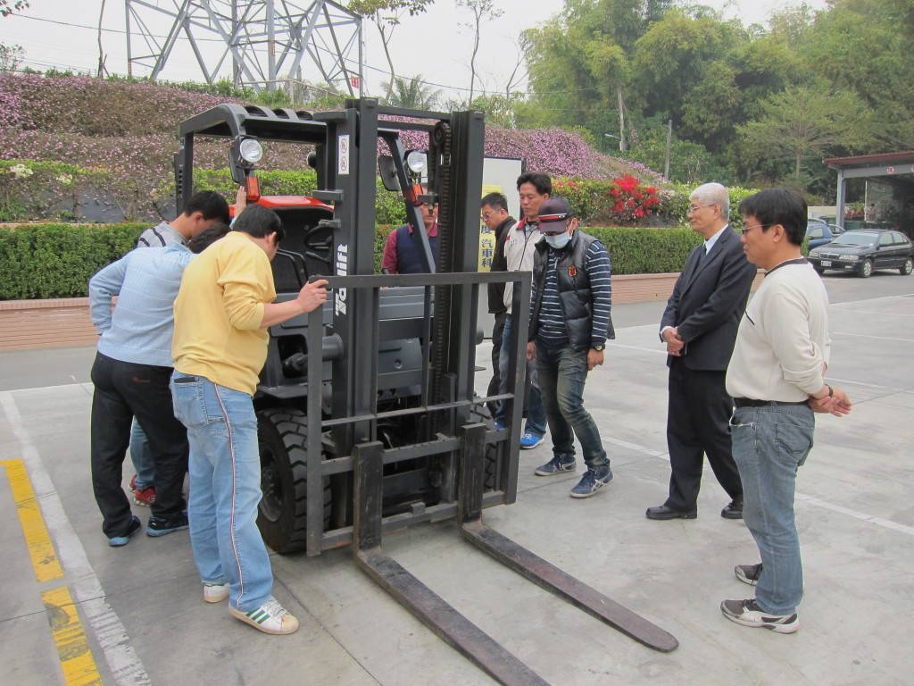 講師講解推高機相關性能