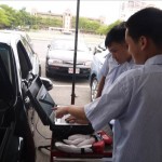 專業教師指導學生油電混合車