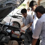 學生在檢修保養油電混合車