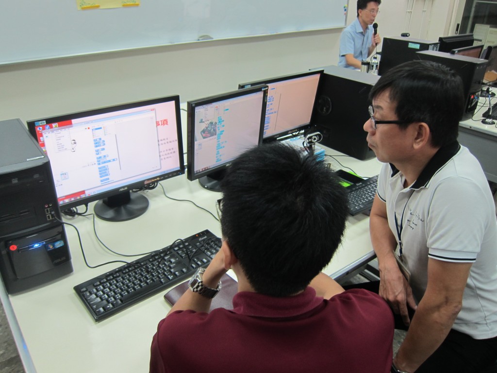 研習教師相互研究、討論