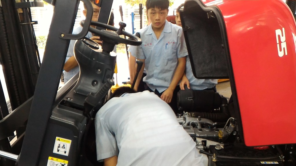 學生在檢修保養堆高機