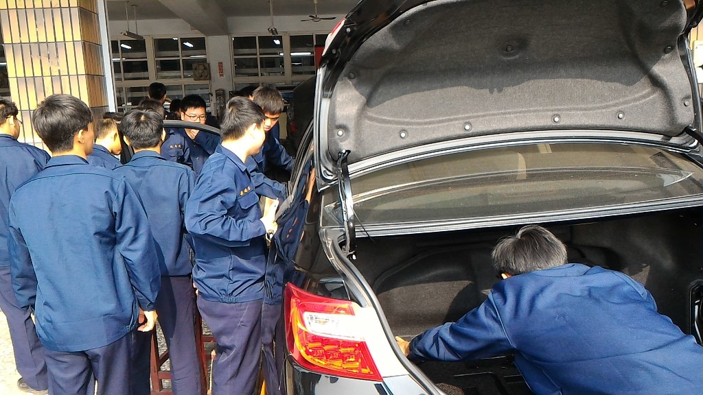 學生在檢修保養油電混合車