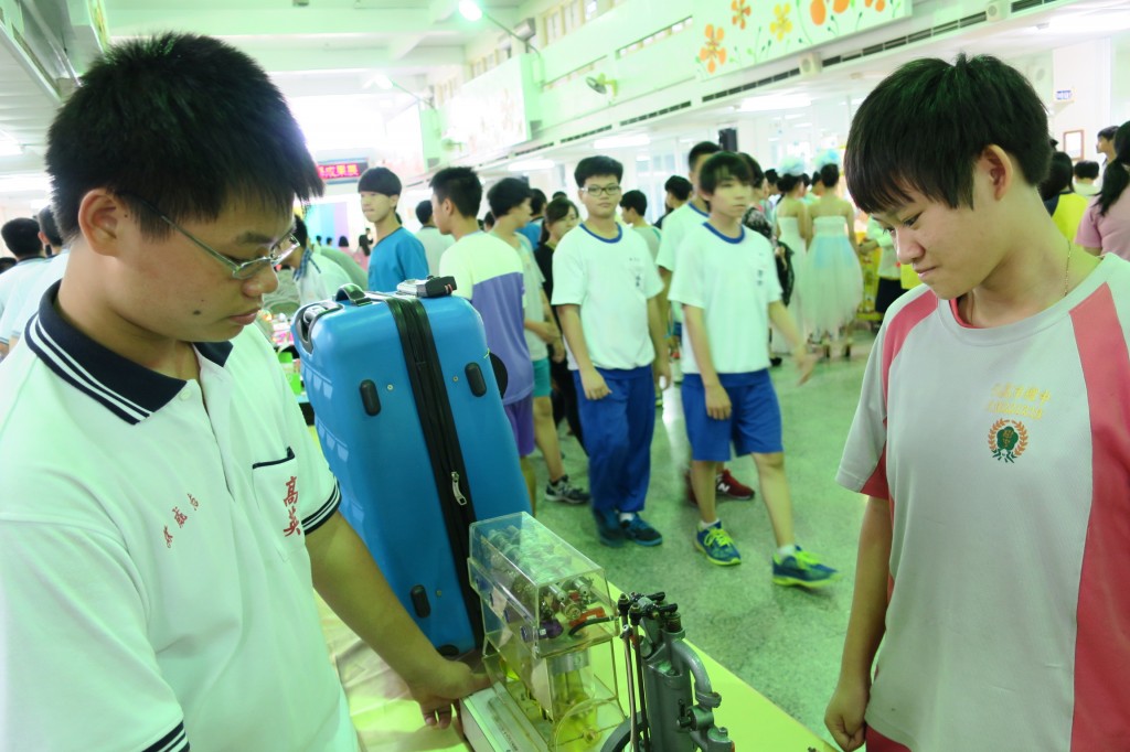 學生向來賓介紹太陽能車構造