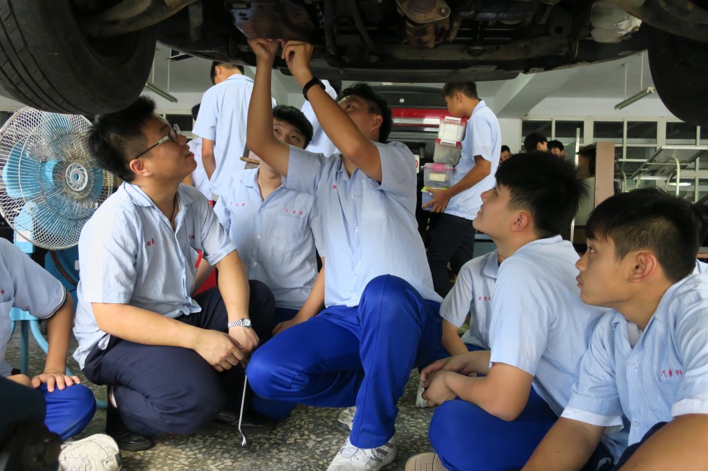 汽車底盤檢修流程操作