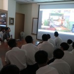 學生觀賞觀摩教學影片