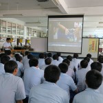 學生觀看科展相關影片