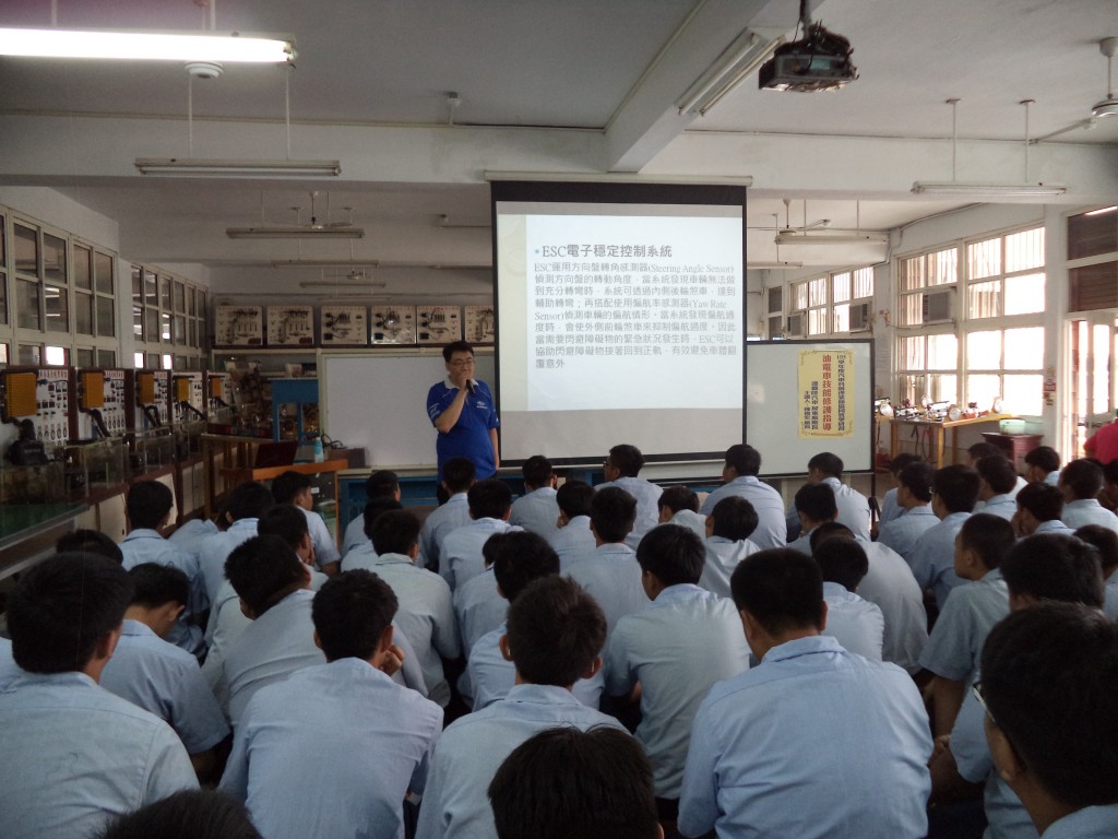 講師講解現今汽車的安全配備