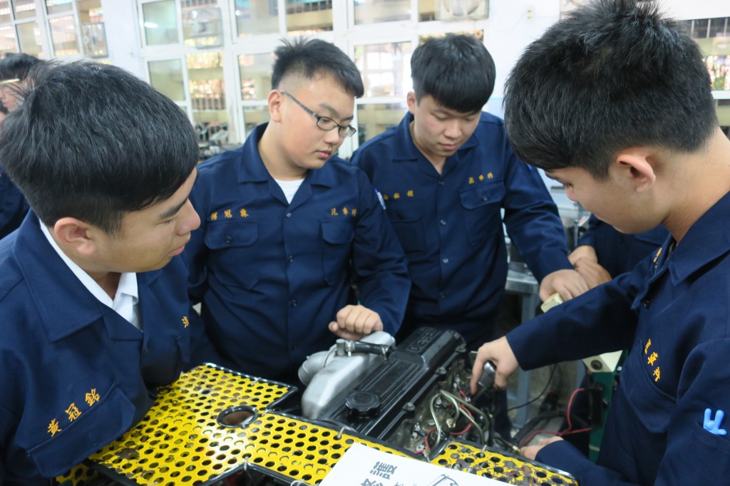 學生操作柴油引擎檢修