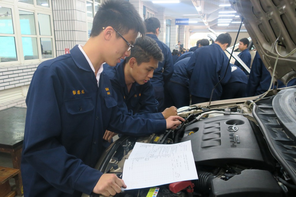 學生操作汽車附屬零件檢修