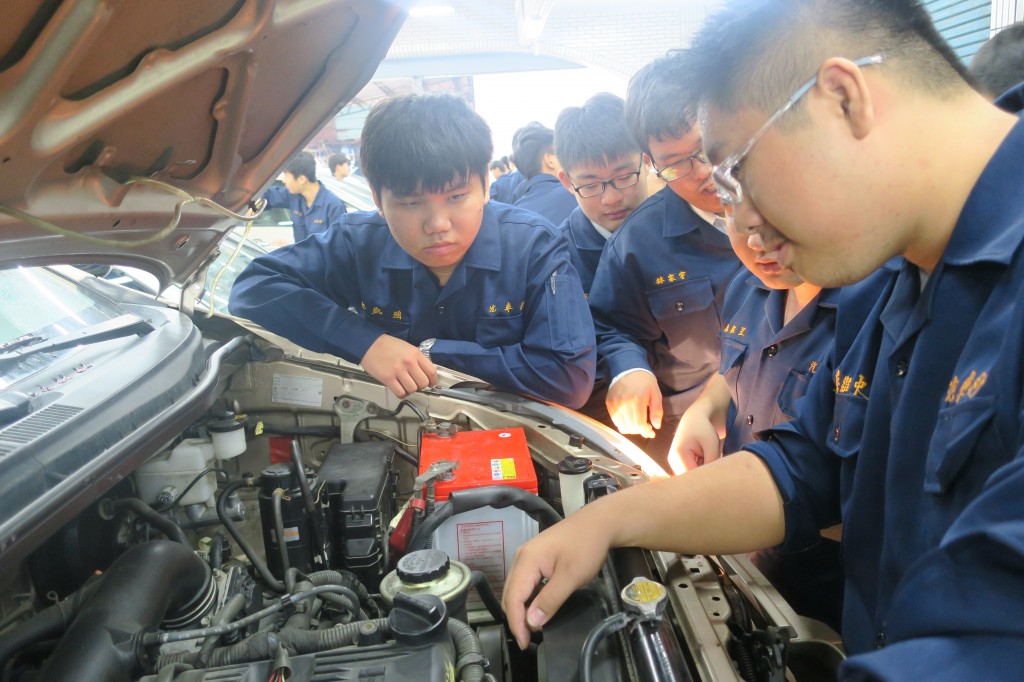 學生操作汽車附屬零件檢修