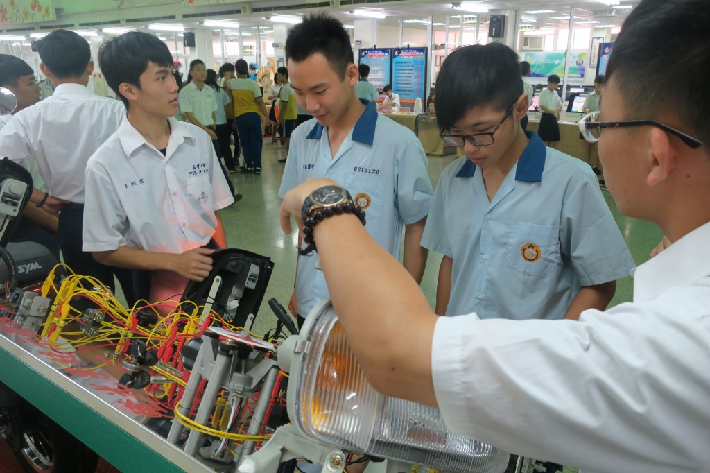 學生介紹汽車電路線統