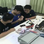 學生在製作遙控微電腦