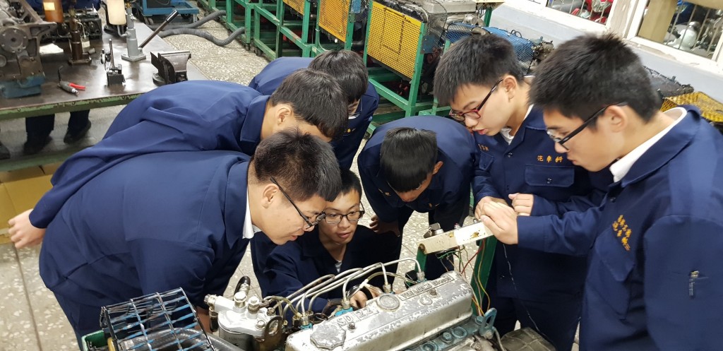 學生操作柴油引擎檢修