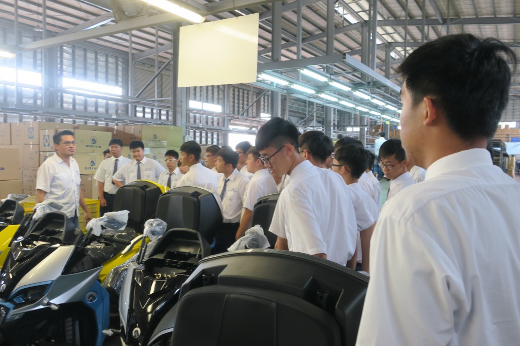 學生參觀工廠