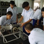學生拆裝機車引擎