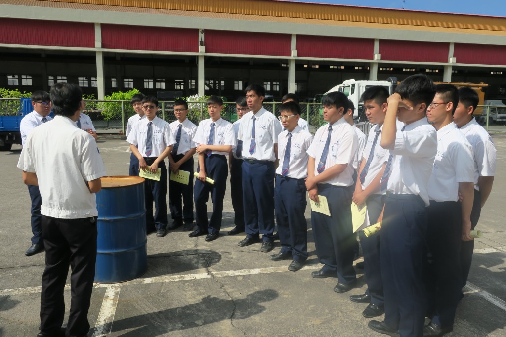 講師向學生介紹大型車的內部結構