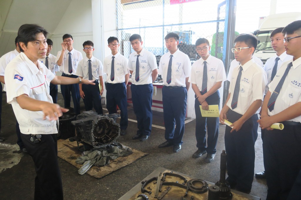 講師向學生介紹大型車構造