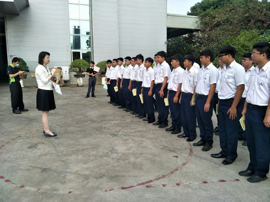 健財機械公司課長對學生說明