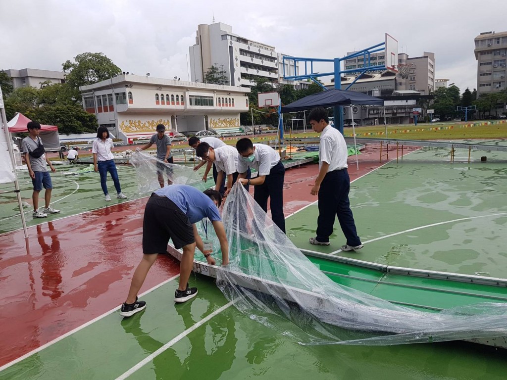 學生在準備場地