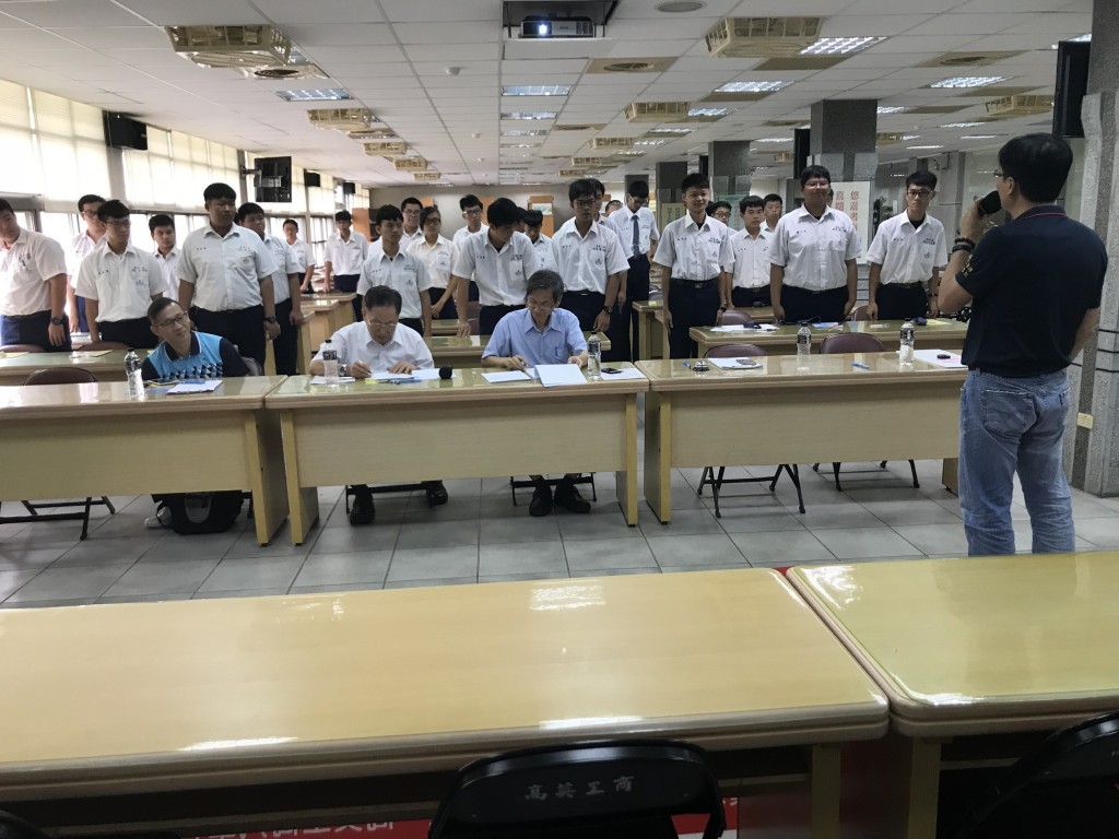 主任在講解專題成果發表內容