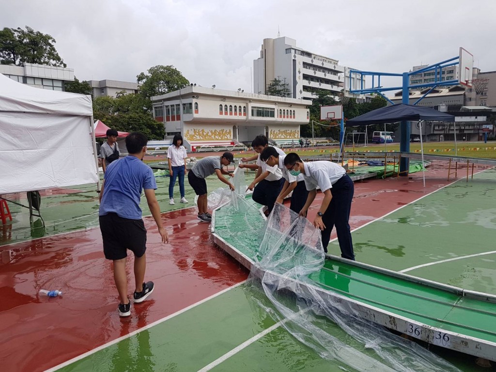 學生在準備場地