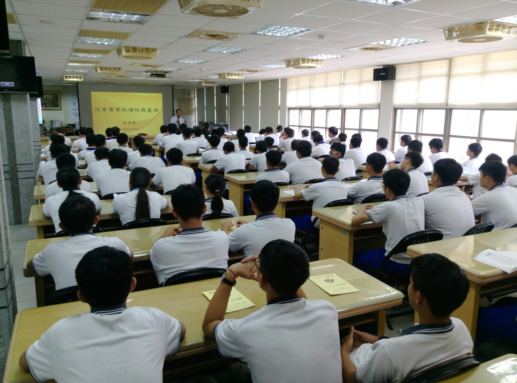 學生專心聆聽業師講解