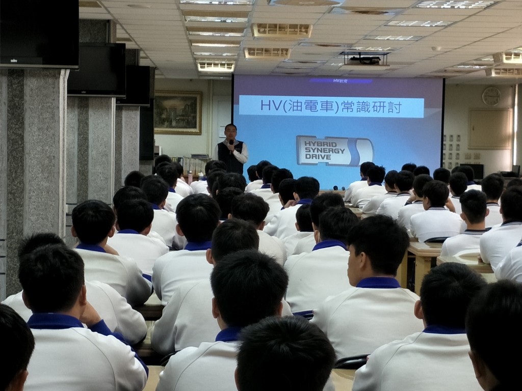 學生專心聆聽業師講解