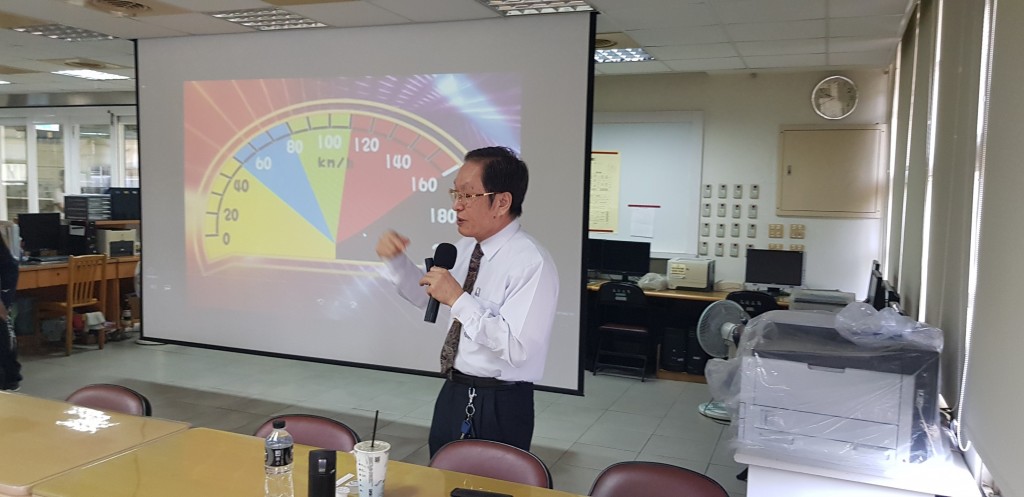 學生專心聆聽業師講解