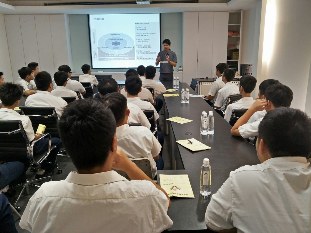 講師做行前說明