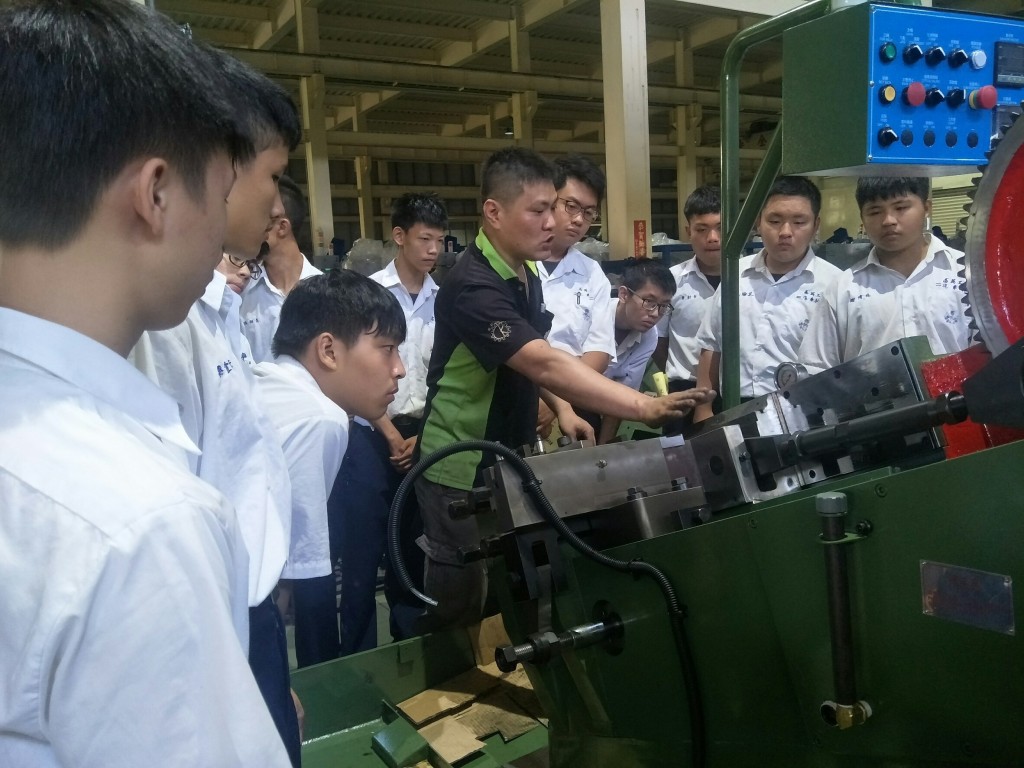 講師向學生介紹工廠設備