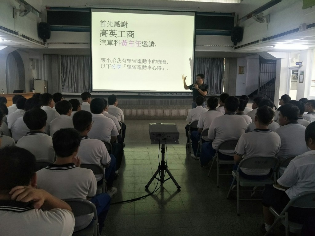 主任在介紹業師及課程內容