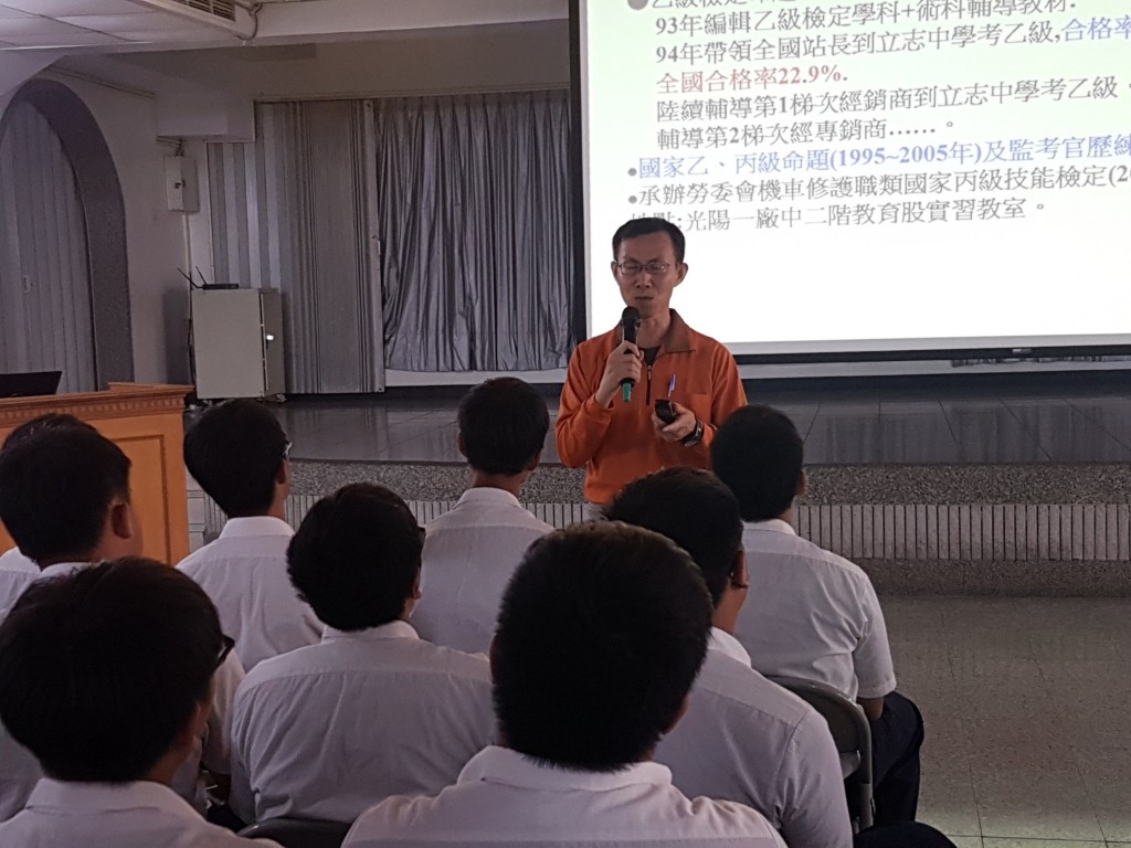 講師講解電動機車性能說明