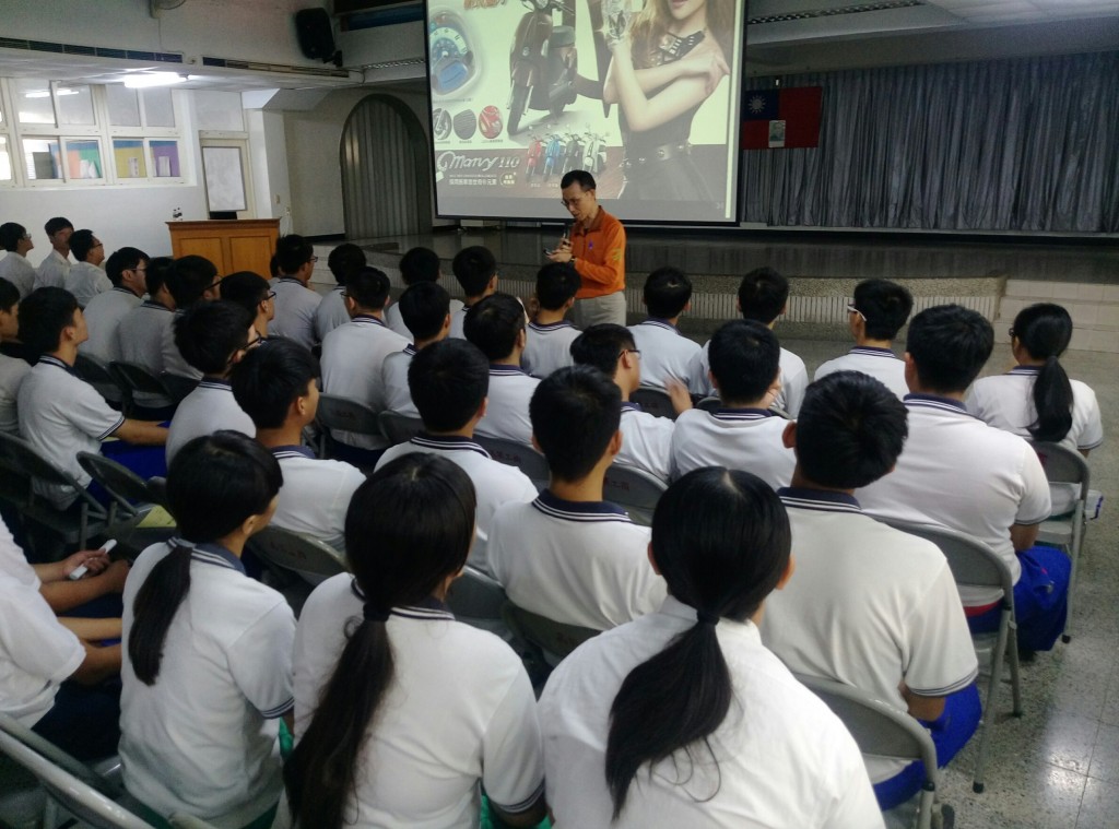 學生專心聆聽業師講解