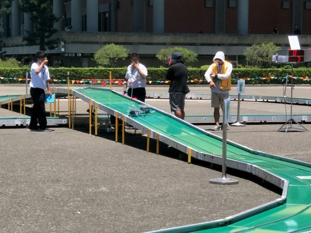 學生在測試太陽能車競速